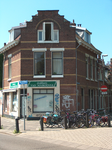 819674 Gezicht op het hoekpand Rembrandtkade 21 (Drukkerij Van Nordenne) te Utrecht; op de voorgrond de Prins ...
